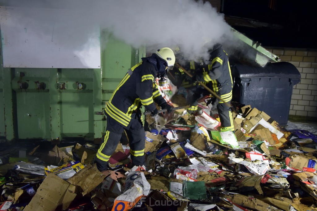 Feuer Papp Presscontainer Koeln Hoehenberg Bochumerstr P366.JPG - Miklos Laubert